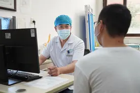 洗螃蟹被扎伤，老人手指长出“肉疙瘩”，医生提醒！图片