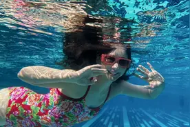 38岁李小萌穿泳衣潜泳，首次挑战水下睁眼拍照，王雷全程保驾护航图片