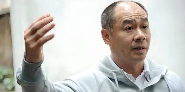 62岁李宁现状：一年狂赚30亿，64岁老婆气质出众，家庭事业双丰收