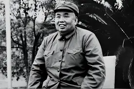 1955年，许世友酒后接电话：我是大将军，你是谁？对方：小兵恩来图片