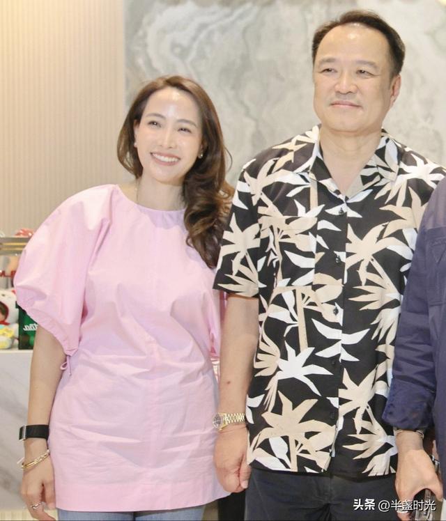 39岁泰国现任第一夫人好漂亮，穿衣打扮像大学生，一点中年感没有