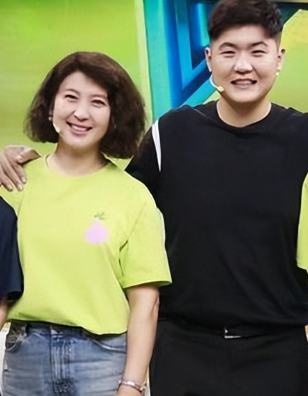 风向变了？央媒公开点名闫学晶，文案信息量大	，32岁儿子也被连累