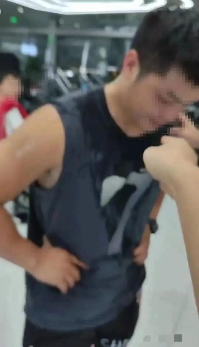 工行男高管举报妻子出轨后续：妻子正脸照曝光，小三男被扒很乱