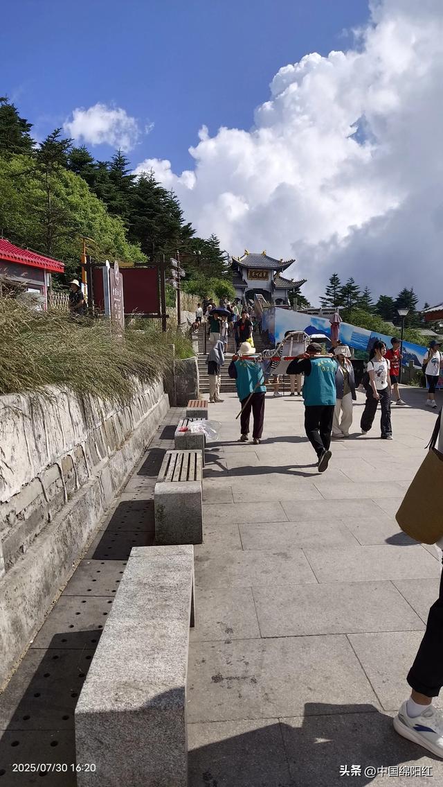 夜爬峨眉山 我花了15个小时