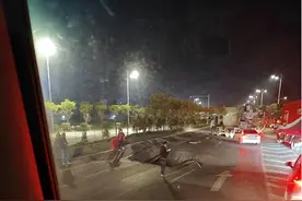 广州一路段深夜突发地陷，行车记录仪拍下司机急打方向躲过大坑，一面包车坠坑司机不幸受伤图片