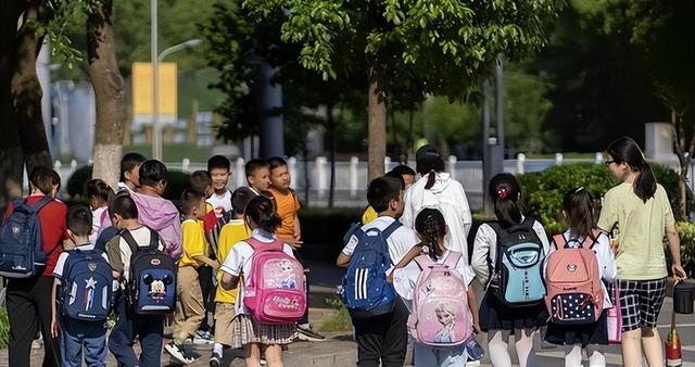 全国出生人口断崖：21年1062万人，2023年902万人，24年令人意外