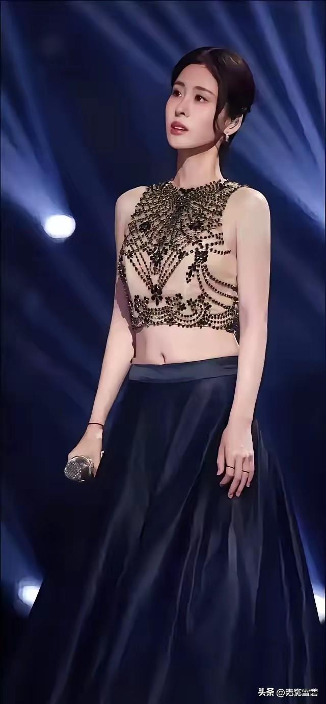 张碧晨演唱会穿的衣服上热搜了。灯光一打，若隐若现的，确实抢眼