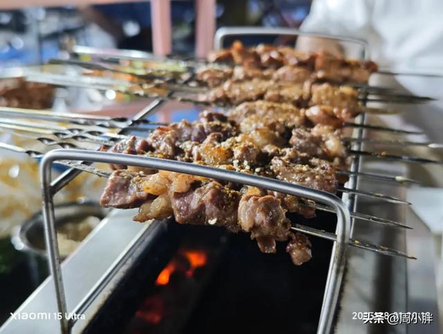 开封淄博双城记:现象级文旅名片的保鲜期,烧烤分化与武侠独秀