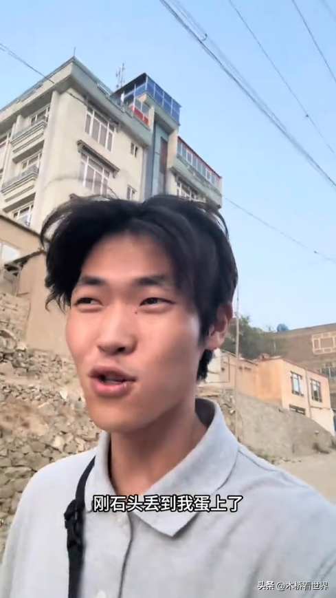 中国小伙游阿富汗，被贫民窟孩子扔石头砸中裆部，终靠塔利班脱困