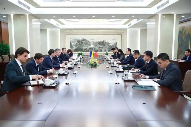 谈妥了！中乌代表在北京握手，泽连斯基示好，拔掉了中方1根毒刺
