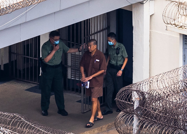 特朗普连开“3枪”，通告全球想一切办法救黎智英，中方如何回应