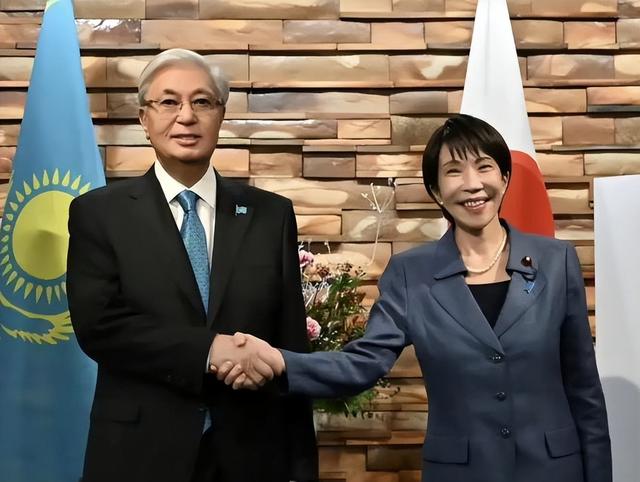 沉寂1天，高市早苗终于签字，日本砸9万亿反华，解放军动作更大