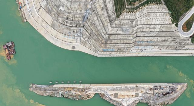 武隆：乌江白马航电枢纽二期围堰截流忙