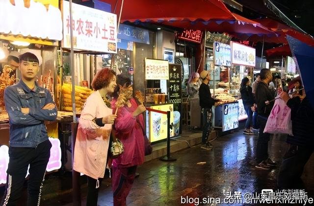 秋雨中的“西安回民街”街市（“陕西之旅”之六）