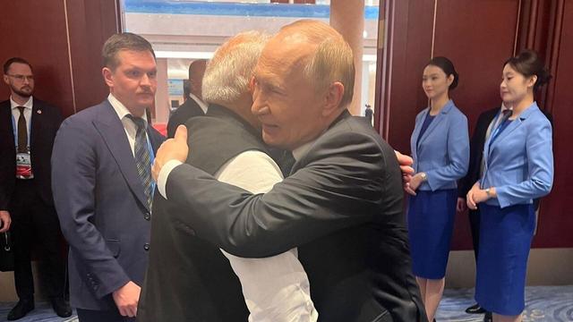 莫迪普京为何会在公开场合亲密互动