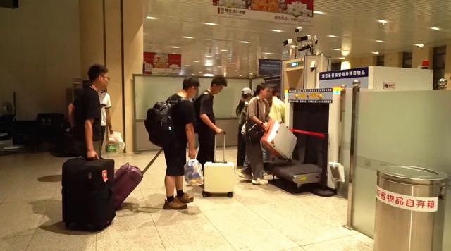 这个火车站今夏爆火，日均超8000人次！旅客：乘车全是细节！