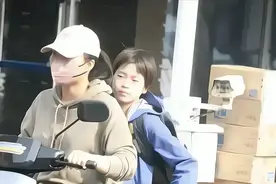 有人举报，陈若琳骑电动车载全红婵，两人都未戴头盔图片