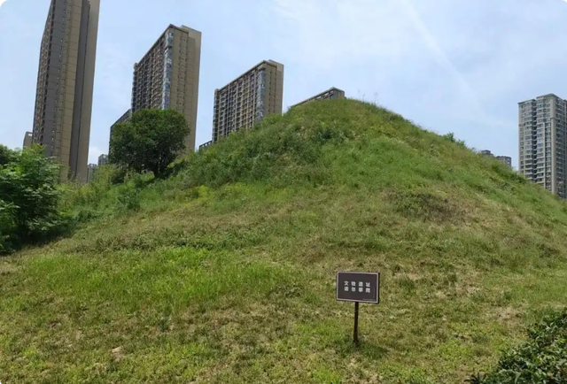 西安奇特的城市公园，规模不大全是古墓，试问夜晚游玩怕不怕