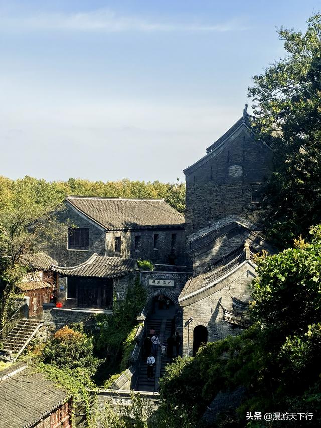 镇江西津渡的看点不在仿建古街，而是云台山上