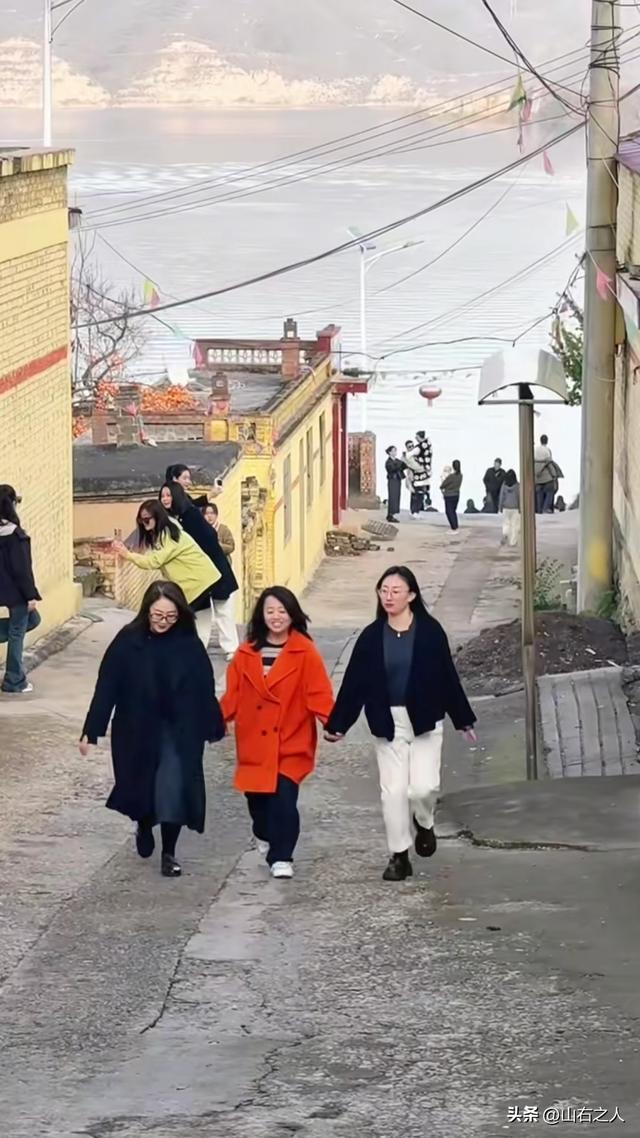 交城文峪河畔惊现“滨海盛景”，南堡村一夜爆红引万人打卡！