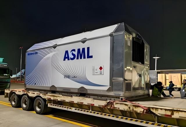 美国专家：中国为了自研设备，从ASML手中囤积了大量进口的光刻机