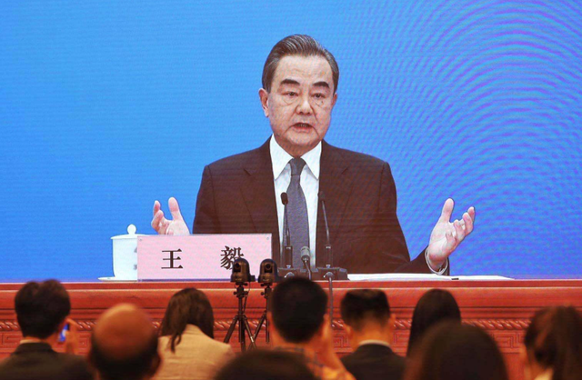 王毅离开印度，跳过巴基斯坦，直奔阿富汗参会，美国20年做不到的事，中国可以