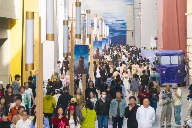 华中首座高奢户外街区再进阶，武汉SKP周岁庆浪漫献礼