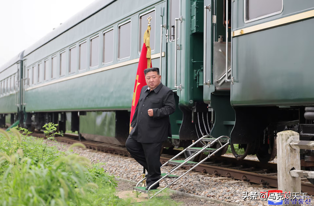 朝鲜金正恩启程来华，专列车厢内部曝光，韩国又惊又喜，两手准备