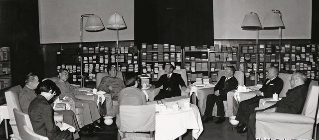 毛泽东：“外国人放个屁都是香的，害得我两年不能吃鸡蛋”