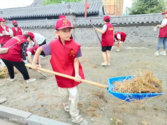 一抹志愿红 扮靓文庙景：哈尔滨阿城学雷锋服务队守护传统文化阵地