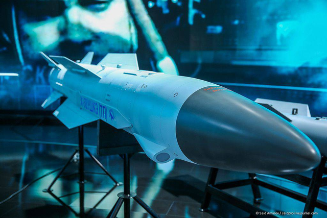 俄罗斯苏-57战机大方开启主弹舱，展示新型反辐射导弹