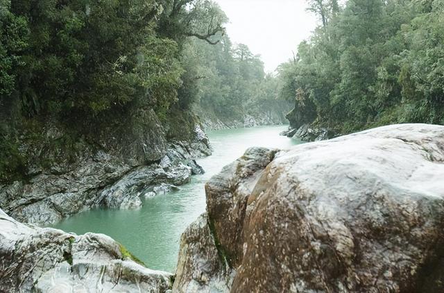高山火车穿雪山，莫阿娜镇藏秘境，湖光比绿玉更沁人心脾