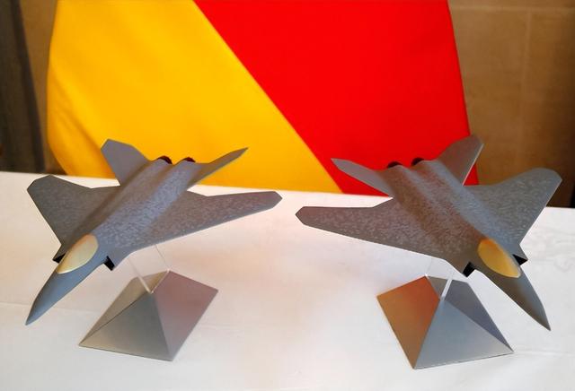 美俄还在PPT互喷，中国六代机已经试飞！欧盟背刺大戏有多精彩？