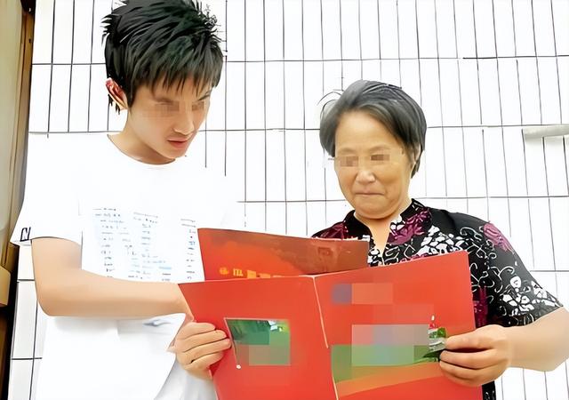 想钱想疯了？河南一女生考上大专举办升学宴，评论区现恶心一幕！