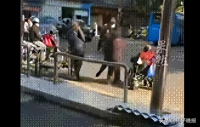 老人被城管队员推倒后离世，福建福安警方通报：郑某亮用身体冲撞吴某富，致吴某富受伤后死亡，已被依法刑拘