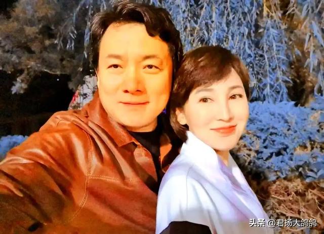 她19岁与导演私奔，在地下室裸婚连生3胎，今被丈夫用7部剧捧红