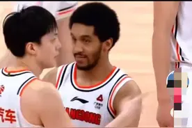 谁注意沃特斯，第一时间抱住暴怒的胡明轩，让他冷静，陈海涛点赞图片