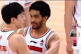 谁注意沃特斯，第一时间抱住暴怒的胡明轩，让他冷静，陈海涛点赞图片