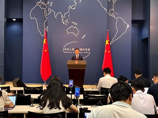 还是来晚了，冯德莱恩刚到北京，特朗普一锤定音，敲定对欧关税