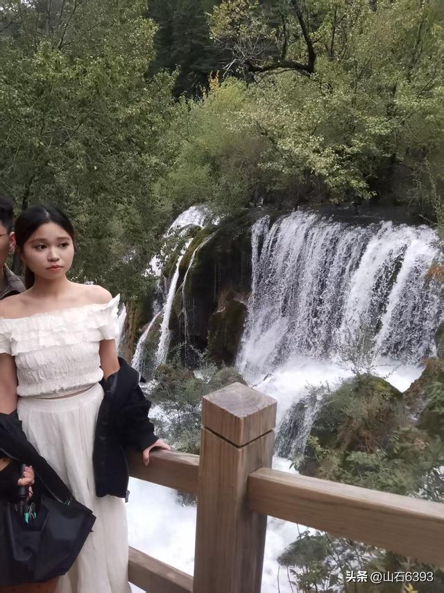 丁怀华：《神奇九寨沟 人在画中游》