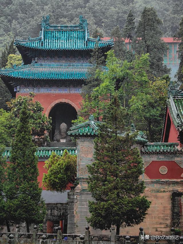 武当山意外之喜！雨中留宿南岩，邂逅古建与自然的绝配