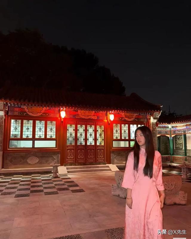 王诗龄晒北京小院，大半夜穿旗袍拍照，面无表情上演中式恐怖