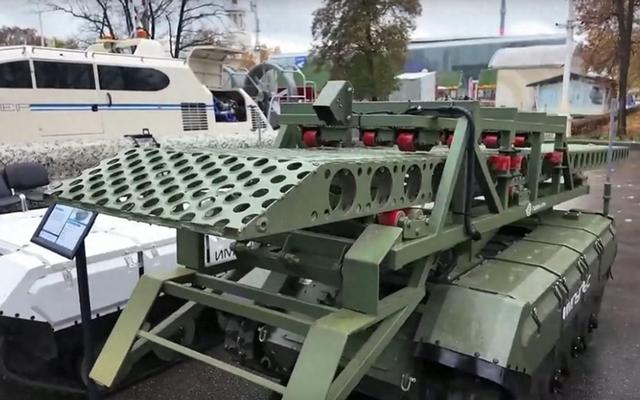 俄军工突破干扰难题！机器人架桥还能防拦截，战场生存能力再增强