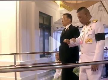 葬礼第10天！泰王被侍从扶着走，苏后冷着脸，欧拉弄独自祭奠婆婆