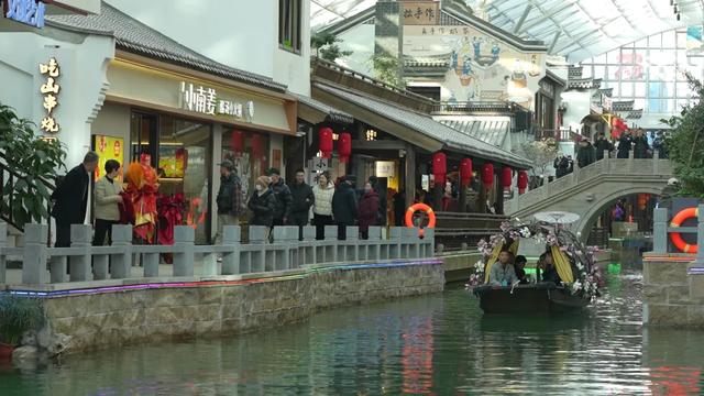 塞上江南添新韵 银川江南水街“36小时不打烊”开街狂欢点燃消费热情