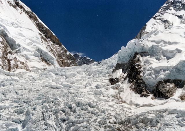 尼泊尔雪崩惊魂，“一堵雪墙”从山壁崩落倾泻而下