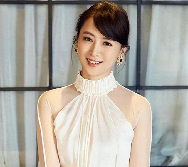 她出身清华大学，因拍三级片与父母决裂，如今再不让女儿进娱乐圈