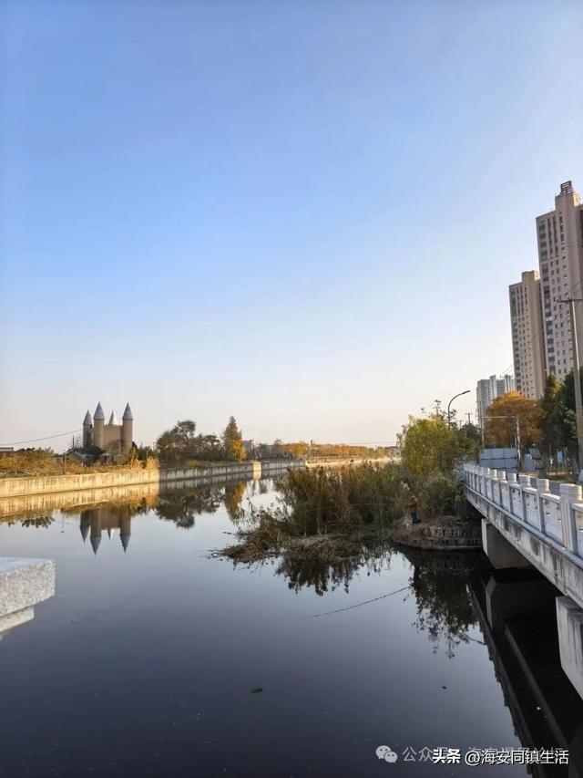 在海安新立发桥上看看老通扬河的水，回味春秋风云！