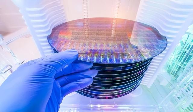 不装了，荷兰就光刻机对中国摊牌，日媒：我们“上当”了