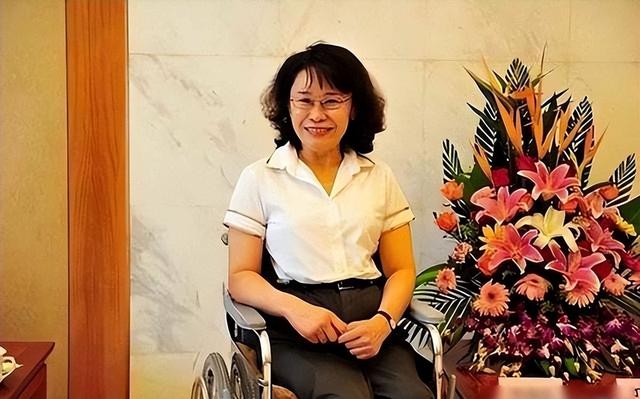 1982 年高材生王佐良娶瘫痪的张海迪，40 年后，才知他是人间清醒